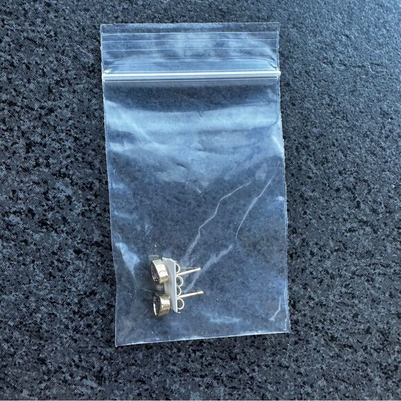 NEW 18K Yellow Gold Light Purple / Lavender Crystal CZ Heart Stud Earrings - Picture 8 of 8